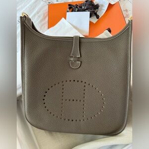 HERMES
Taurillon Clemence Evelyne III PM Etoupe